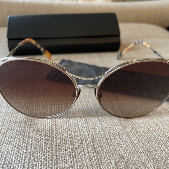 Burberry Sunglasses- Round Wire Aviator main image 4